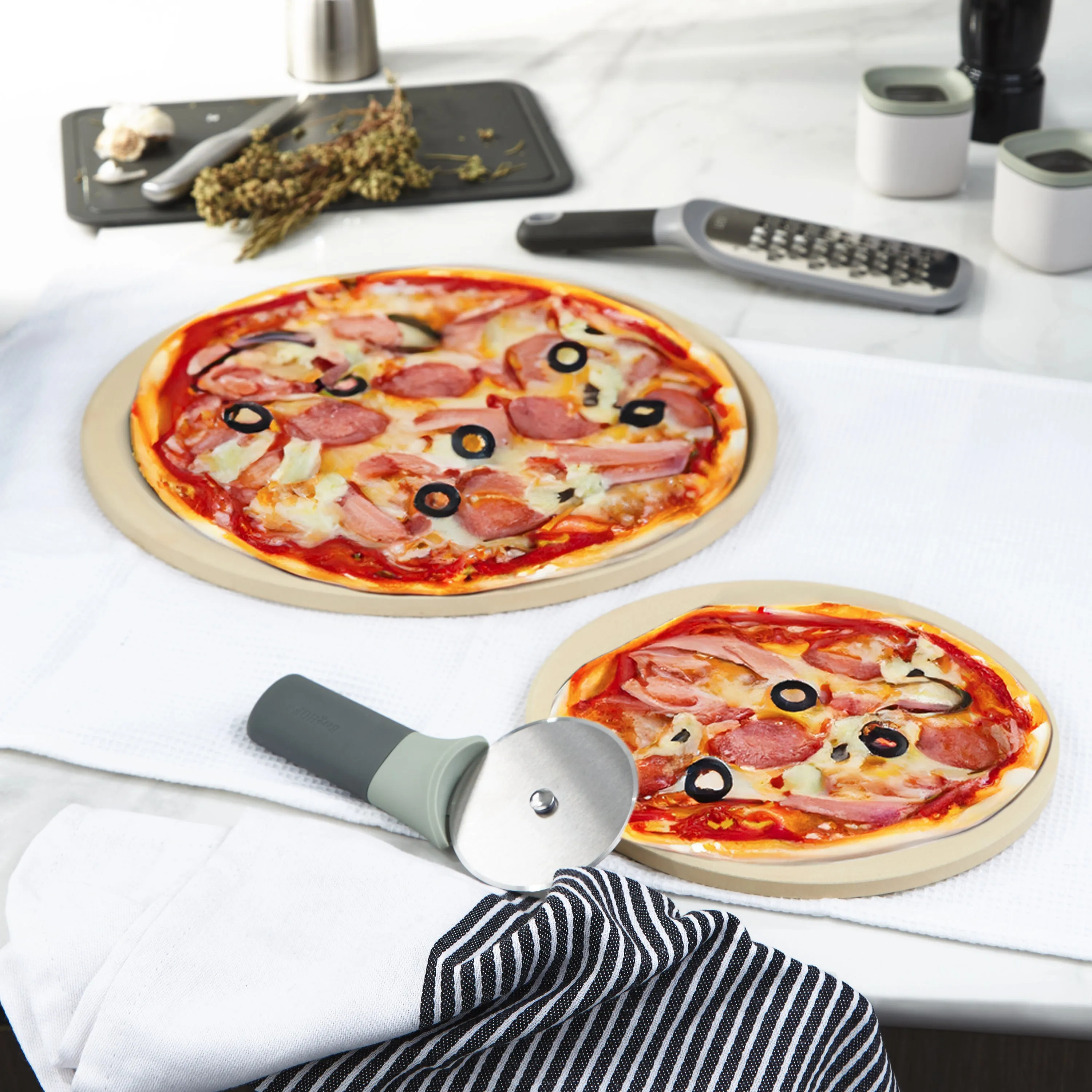 BergHOFF Leo Balance 14" Pizza Stone with Pizza Cutter Set, Large