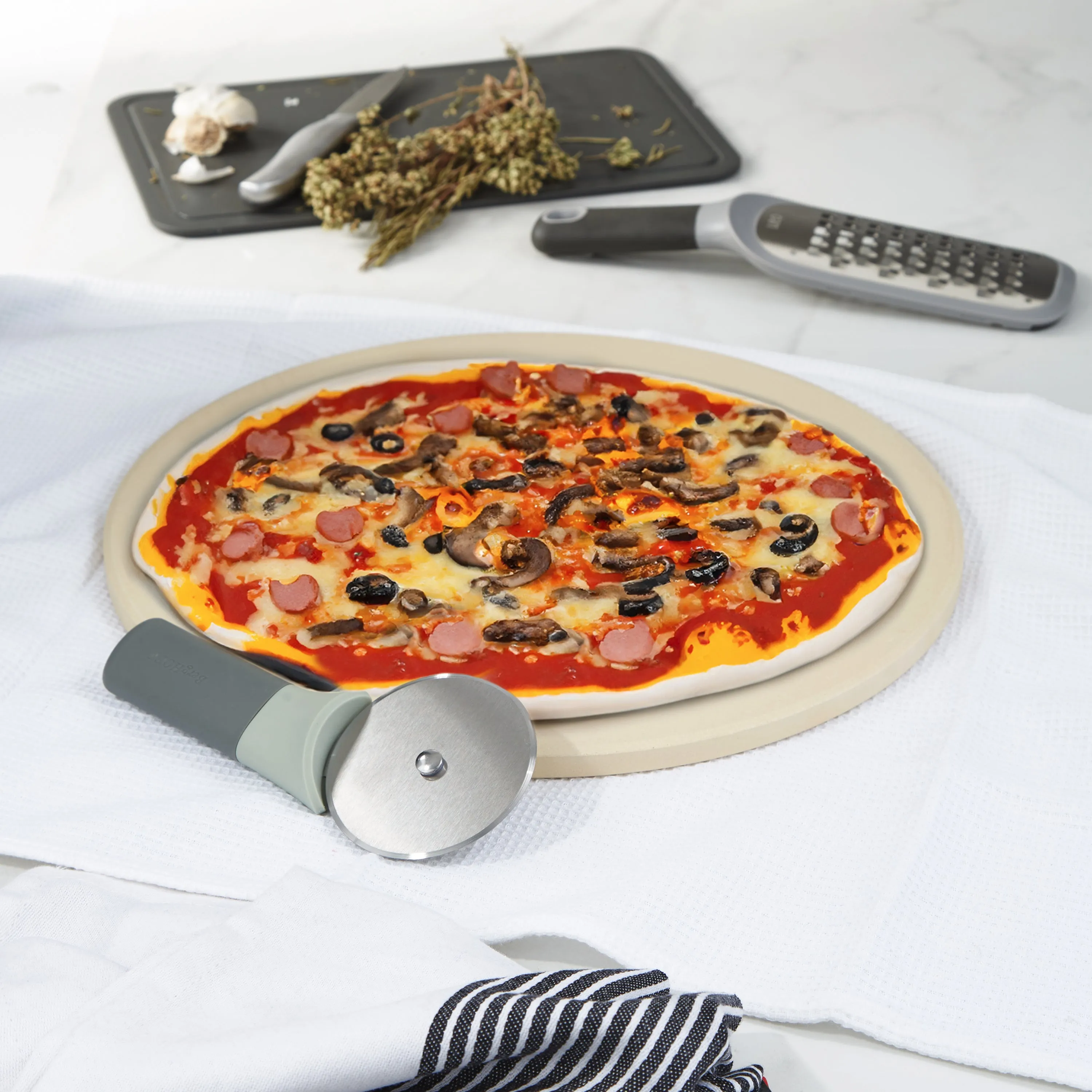 BergHOFF Leo Balance 14" Pizza Stone with Pizza Cutter Set, Large